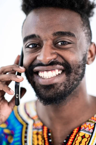 Africký muž na telefonu — Stock fotografie