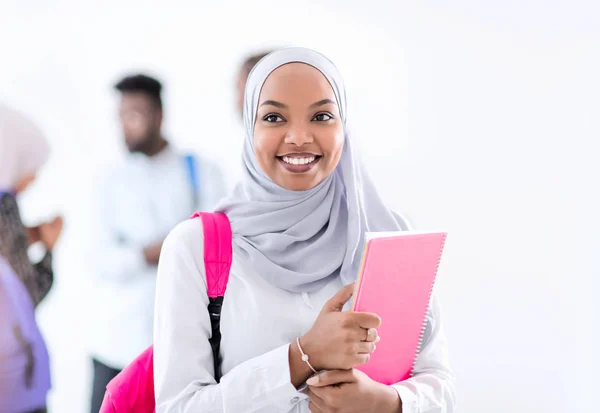 Portrait d'une étudiante africaine avec un groupe d'amis — Photo