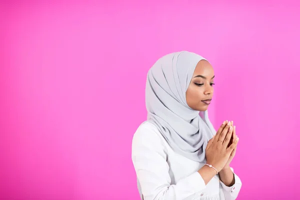 Mulher muçulmana africana faz oração tradicional a Deus — Fotografia de Stock