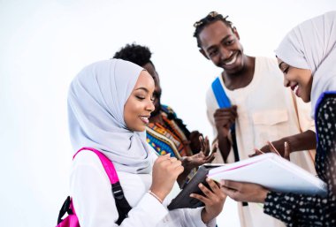 Bir grup mutlu Afrikalı öğrenci