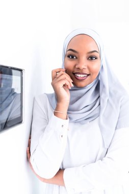 Akıllı ev ekranı kullanan Afrikalı kadın