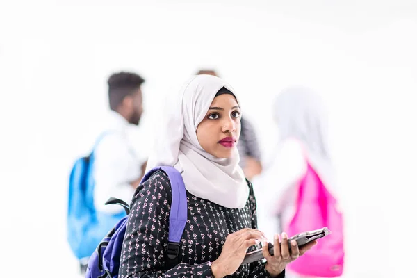 Afrikaanse vrouwelijke student met groep vrienden — Stockfoto