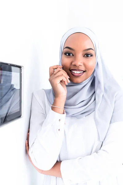 Afryki kobieta za pomocą inteligentnego ekranu głównego — Zdjęcie stockowe