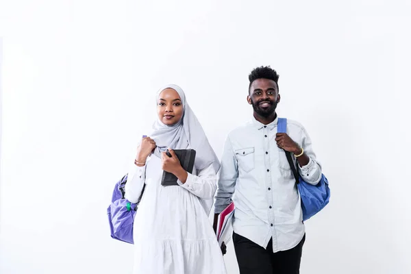 Afrikanska studenter par gå — Stockfoto