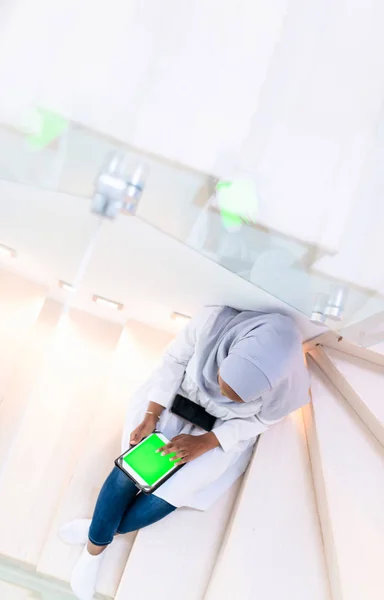 Mujer africana usando tableta en casa — Foto de Stock