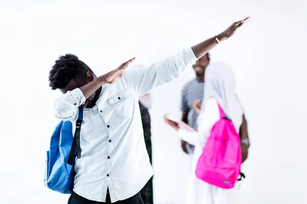 Jovens estudantes africanos dança moderna — Fotografia de Stock