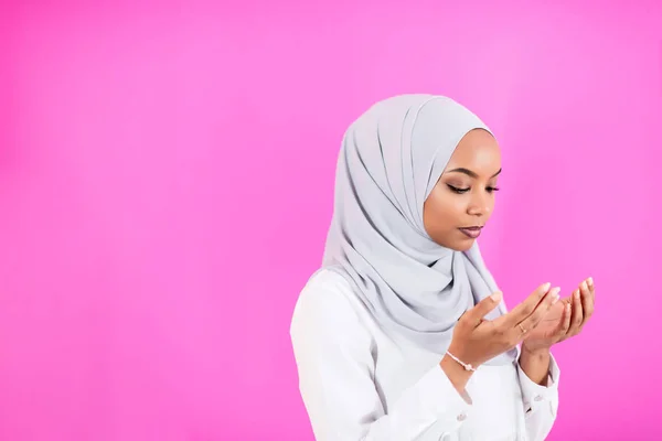 Africká muslimka dělá tradiční modlitbu k Bohu — Stock fotografie