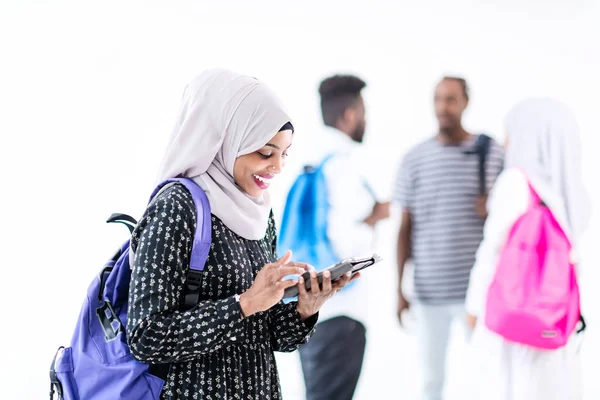 Africká studentka se skupinou přátel — Stock fotografie