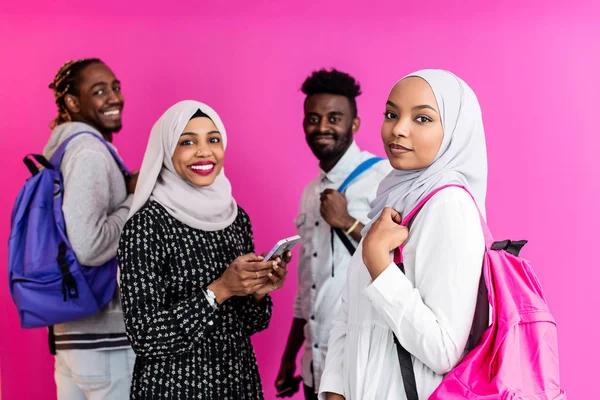 Afrikanska studenter grupp med hjälp av smarta telefoner — Stockfoto