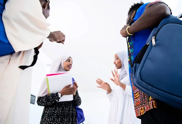 Grupp glada afrikanska studenter — Stockfoto