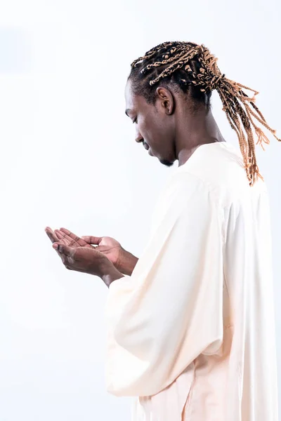 El hombre africano ruega a Allah —  Fotos de Stock