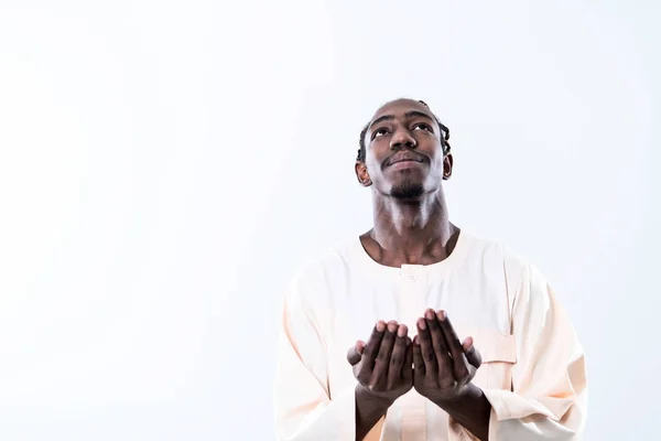 Afrikalı adam Allah 'a dua ediyor. — Stok fotoğraf
