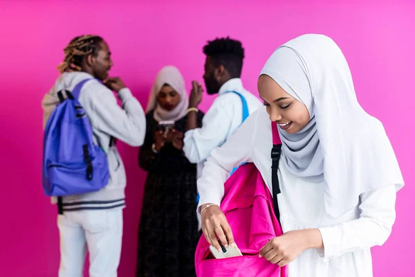 Afrikanska studenter grupp med hjälp av smarta telefoner — Stockfoto