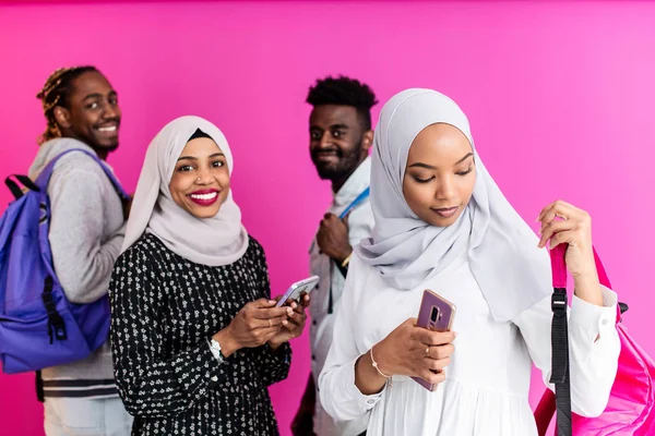Afrikaanse studenten groep met behulp van smartphones — Stockfoto
