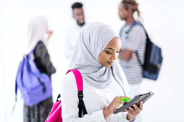 Musulmana mujer estudiante con grupo de amigos — Foto de Stock