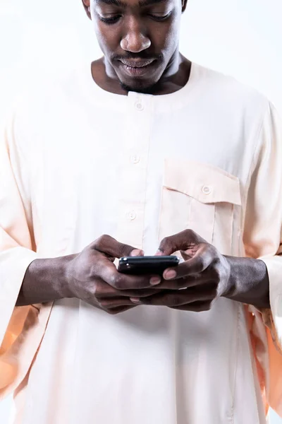 Uomo africano utilizzando smartphone — Foto Stock