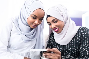Evde akıllı telefon kullanan Afrikalı kadınlar