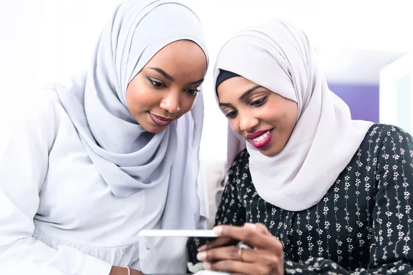 Afrikanska kvinnor som använder smartphone hemma — Stockfoto