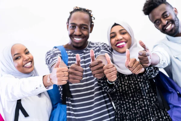 Afrikanska studenter grupp visar ok tummen upp — Stockfoto