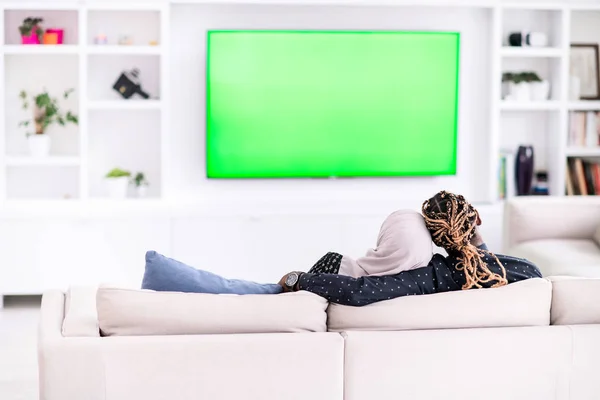Afrikanska par sitter på soffan tittar på TV tillsammans — Stockfoto