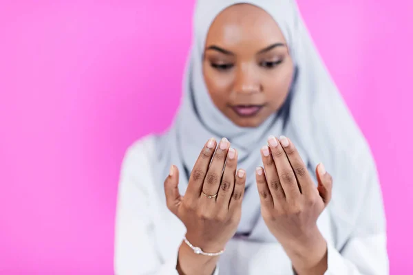 非洲穆斯林妇女向上帝作传统的祈祷 — 图库照片