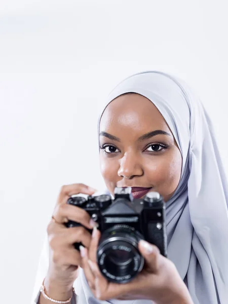 Africano moderno muçulmano mulher usando câmera retro — Fotografia de Stock