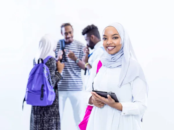 Moslim vrouwelijke student met groep vrienden — Stockfoto