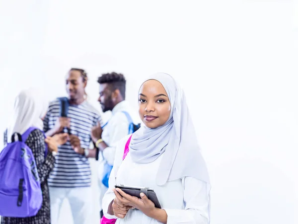 Muzułmańska studentka z grupą przyjaciół — Zdjęcie stockowe