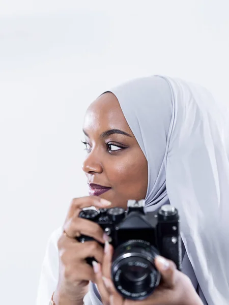 Afrikansk modern muslimsk kvinna med retrokamera — Stockfoto