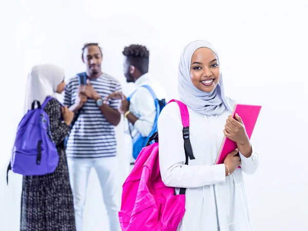 Retrato de estudiante africana con grupo de amigos — Foto de Stock