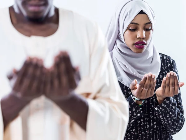 Afrikanska muslimska par som ber — Stockfoto