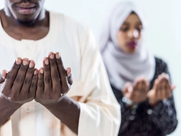 Африканская мусульманская пара молится — стоковое фото