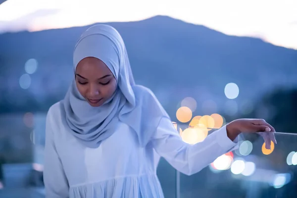 Africana mujer musulmana moderna en la noche en el balcón — Foto de Stock