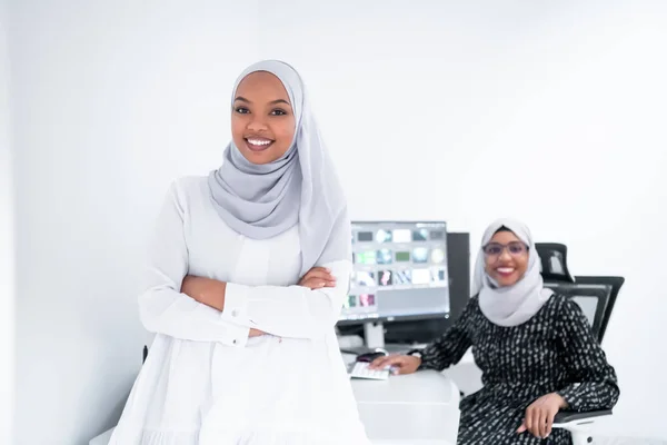 アフリカ系アメリカ人の現代イスラム教徒の女性は — ストック写真