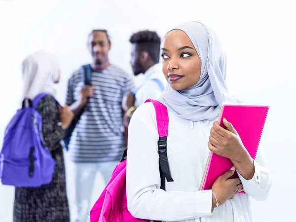 Retrato de estudiante africana con grupo de amigos — Foto de Stock