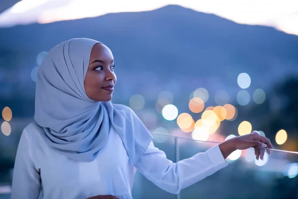 Africana mujer musulmana moderna en la noche en el balcón — Foto de Stock