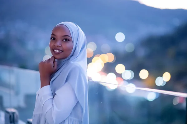 Africano moderno muçulmano mulher à noite na varanda — Fotografia de Stock