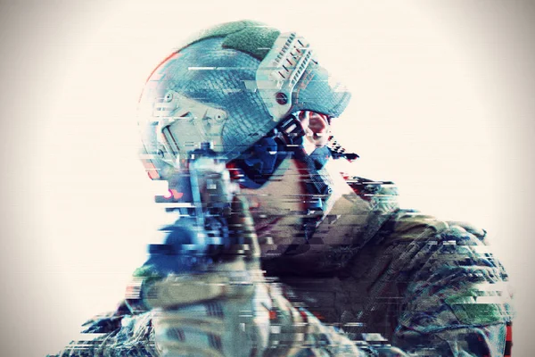Солдат прицеливается лазерный прицел оптический глюк — стоковое фото