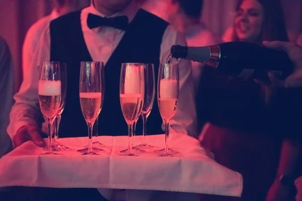 葡萄酒杯中的香槟 — 图库照片