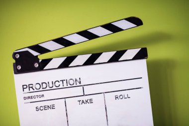 Yeşil renk arkaplan üzerine film alkışlaması