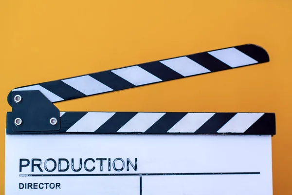 Film clapper geïsoleerd op gele achtergrond — Stockfoto