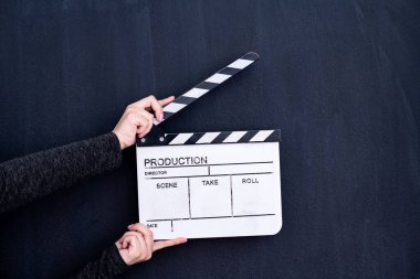 Kara karatahta arka planında film alkışlaması