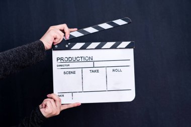 Kara karatahta arka planında film alkışlaması
