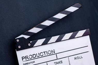 Kara karatahta arka planında film alkışlaması