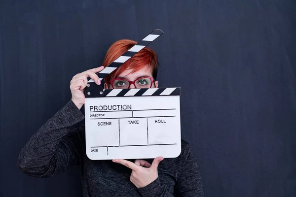 映画のクラッパーを持っている赤毛の女性 — ストック写真