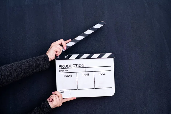 Film clapper op zwart krijtbord achtergrond — Stockfoto