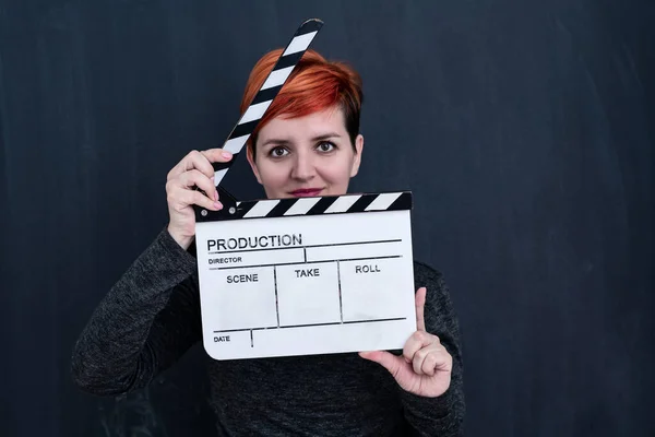 映画のクラッパーを持っている赤毛の女性 — ストック写真