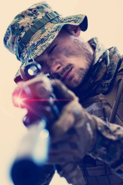 Soldat som siktar lasersikte optik glitch — Stockfoto