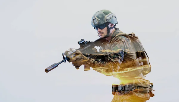 Солдат в действии, цель лазерная оптика прицела — стоковое фото