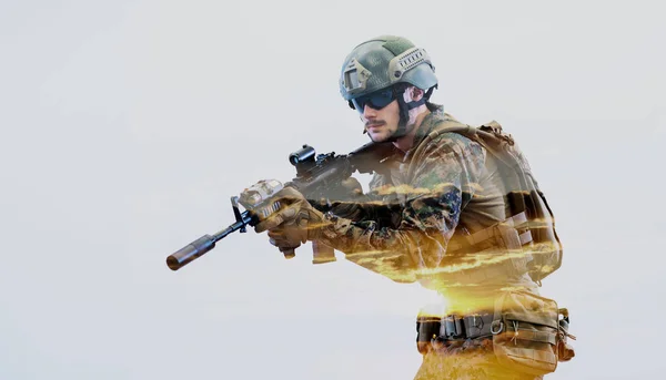 Soldado em ação visando a óptica de visão laseer — Fotografia de Stock